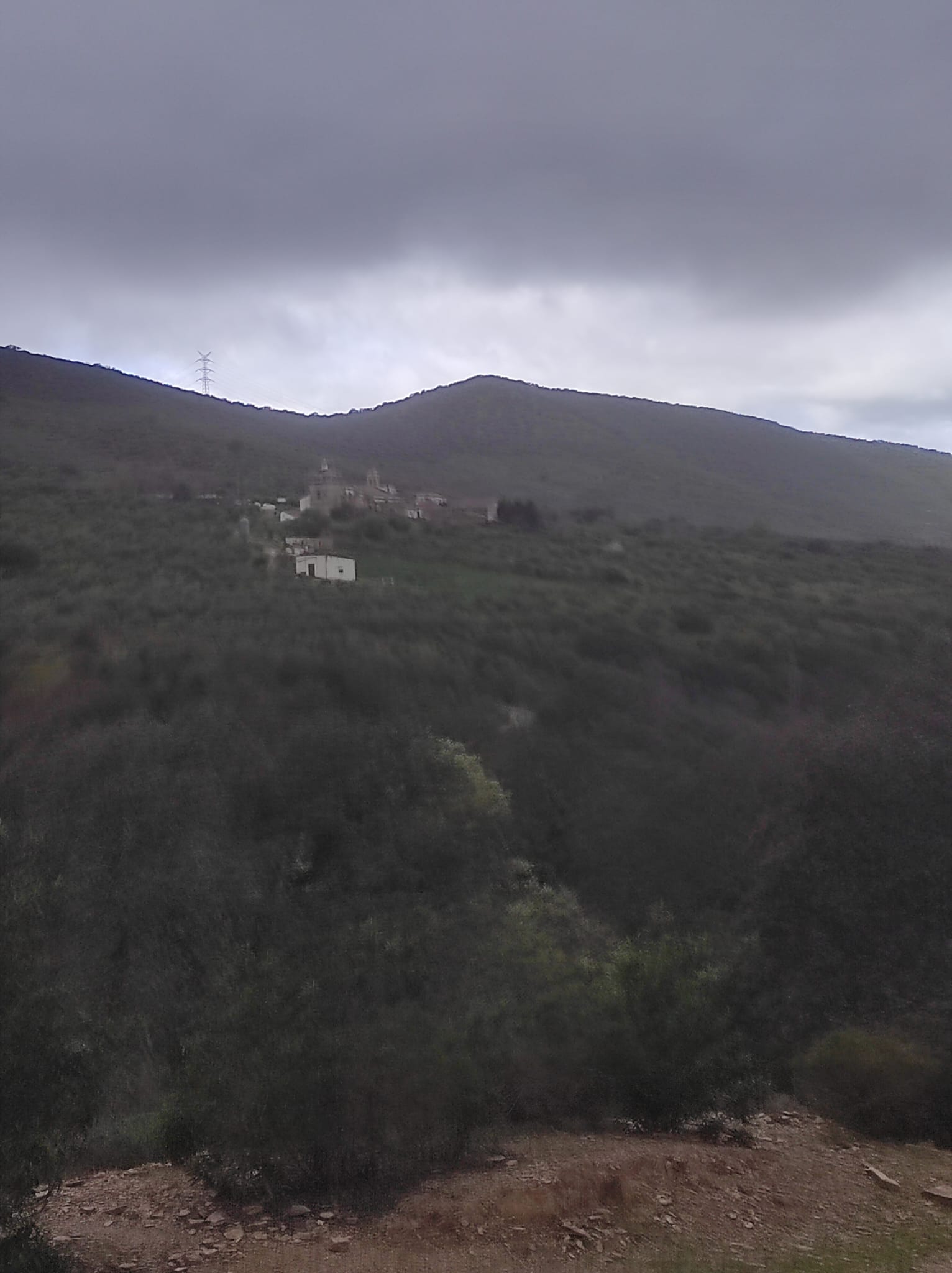 Vista de la ermita del Ara desde el  sendero